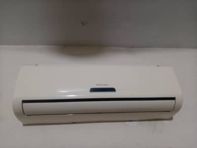 Electrolux 1 ton split ac working condition me hai