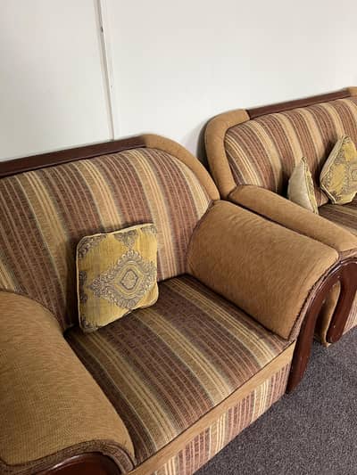 7 Seater Sofa Set With Side Table In Good Condition