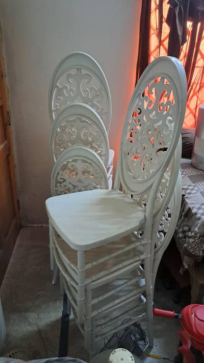 6 white plastic chairs with table