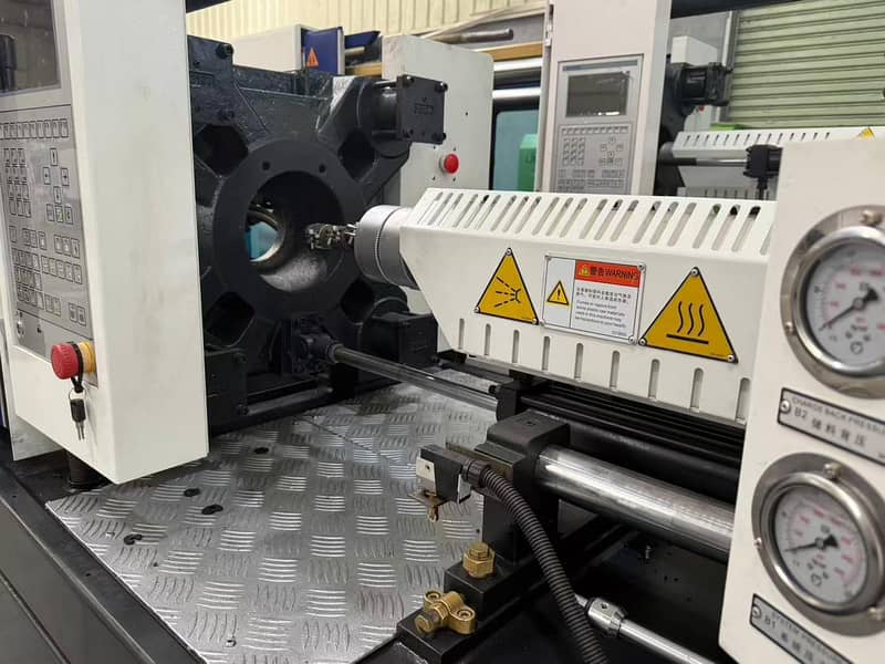 injection moulding machine 5