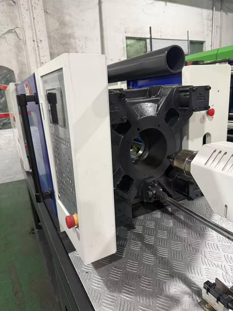 injection moulding machine 10