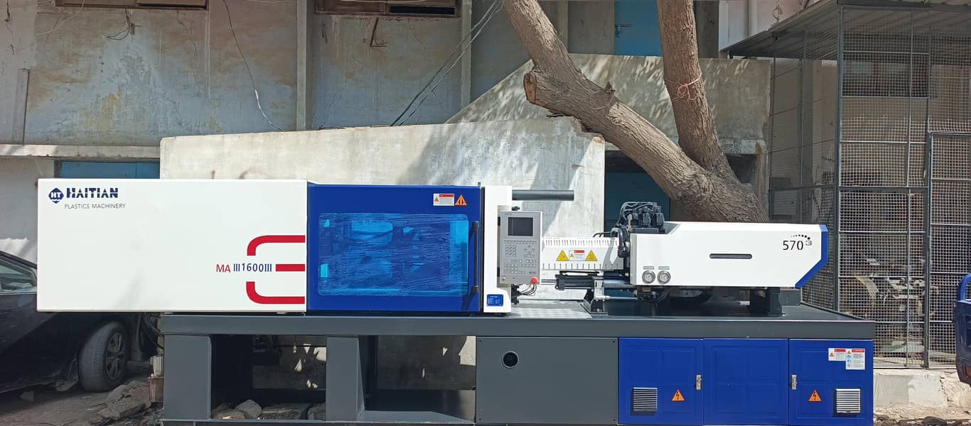 injection moulding machine 11