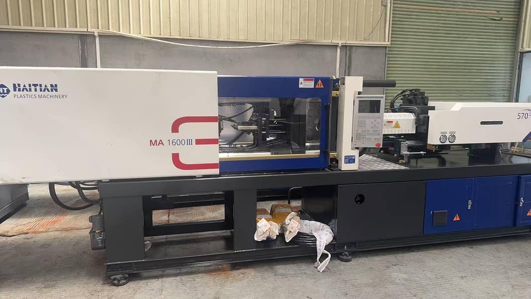 injection moulding machine 13