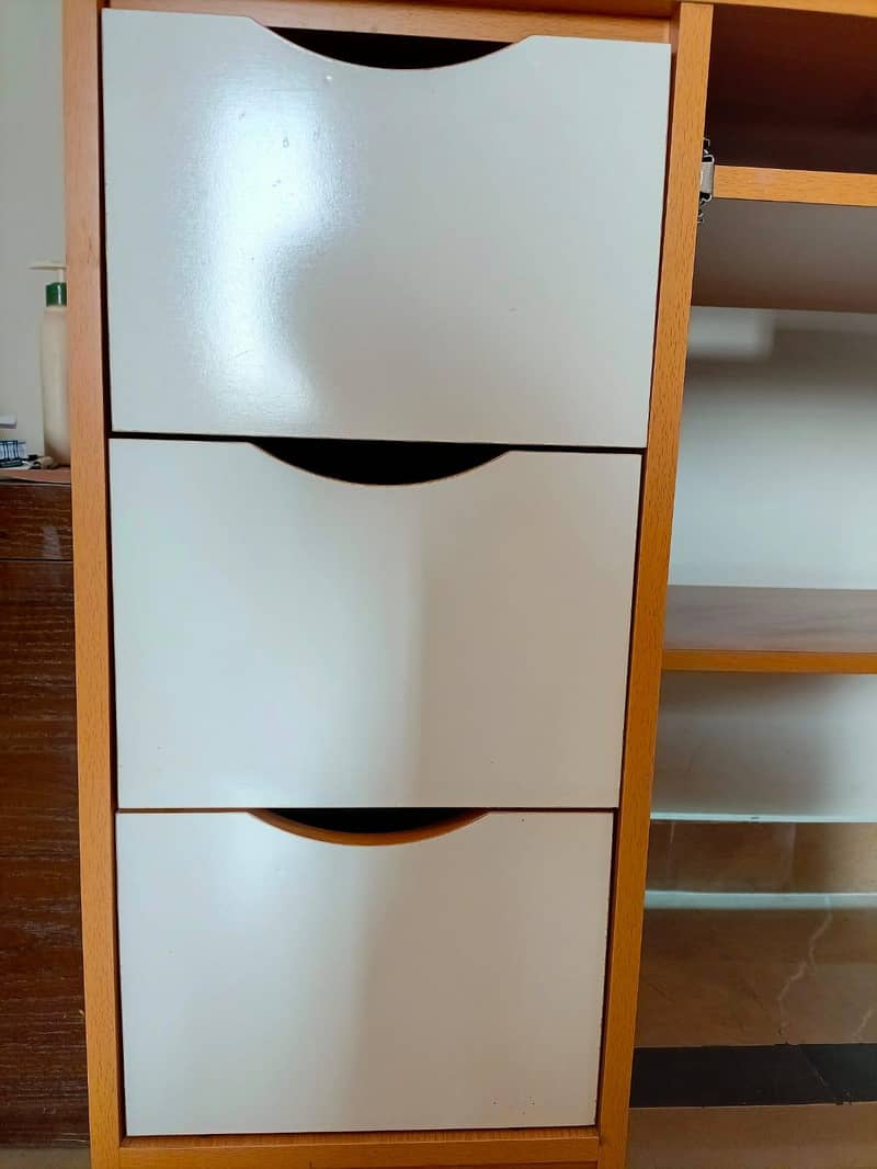 Study table for kids. 1