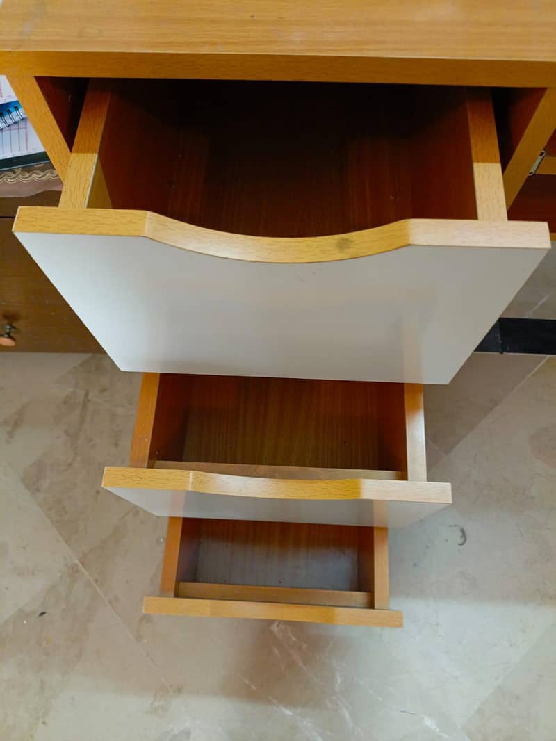 Study table for kids. 3