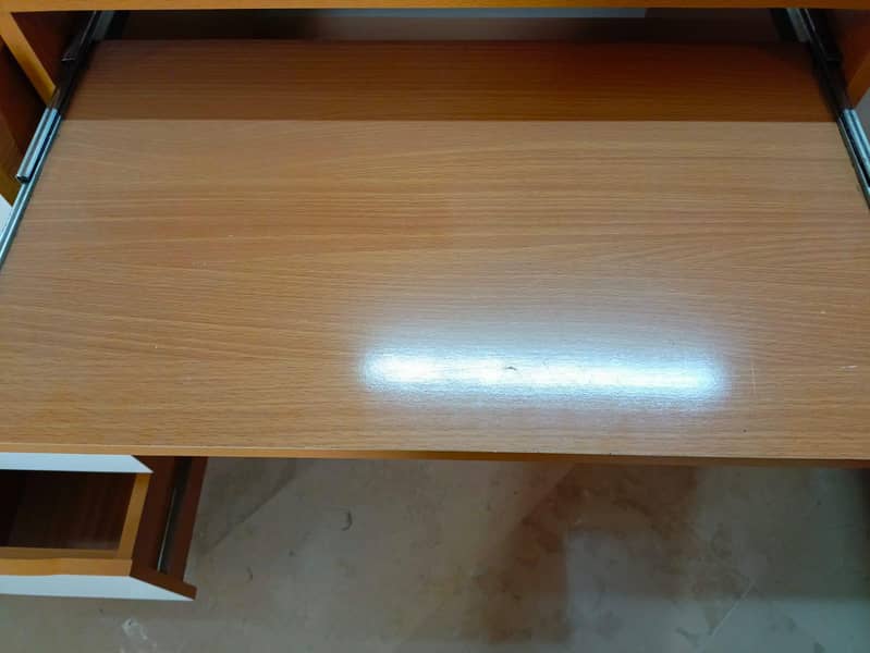 Study table for kids. 4