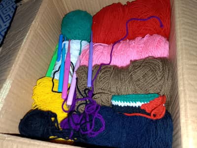 CROCHET HOOKS AND YARN SET