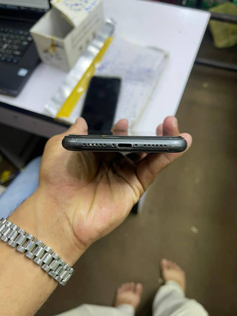 IPhone 11 4