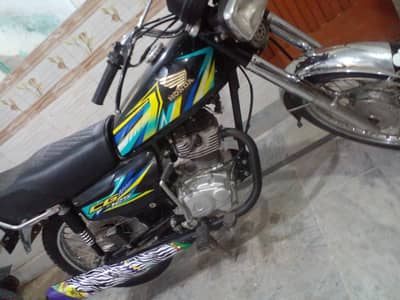 Honda 125 in good  condition with biometric  21 model red color