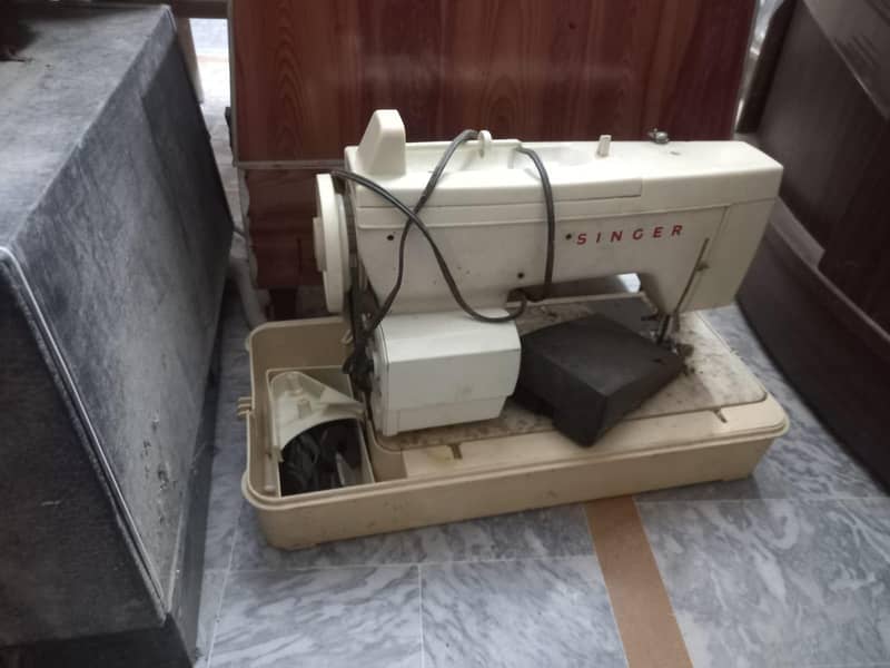Singer Sewing Machine 0