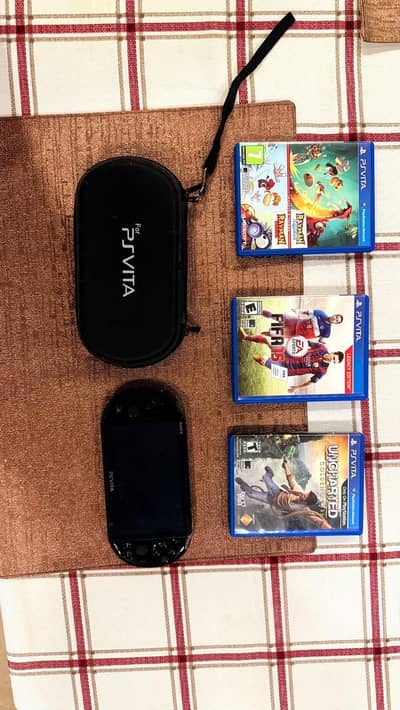 PS VITA ( 3 GAMES + COVER)