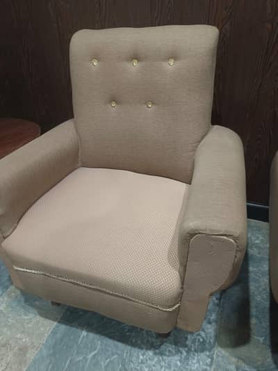 hey m selling. sofa set.