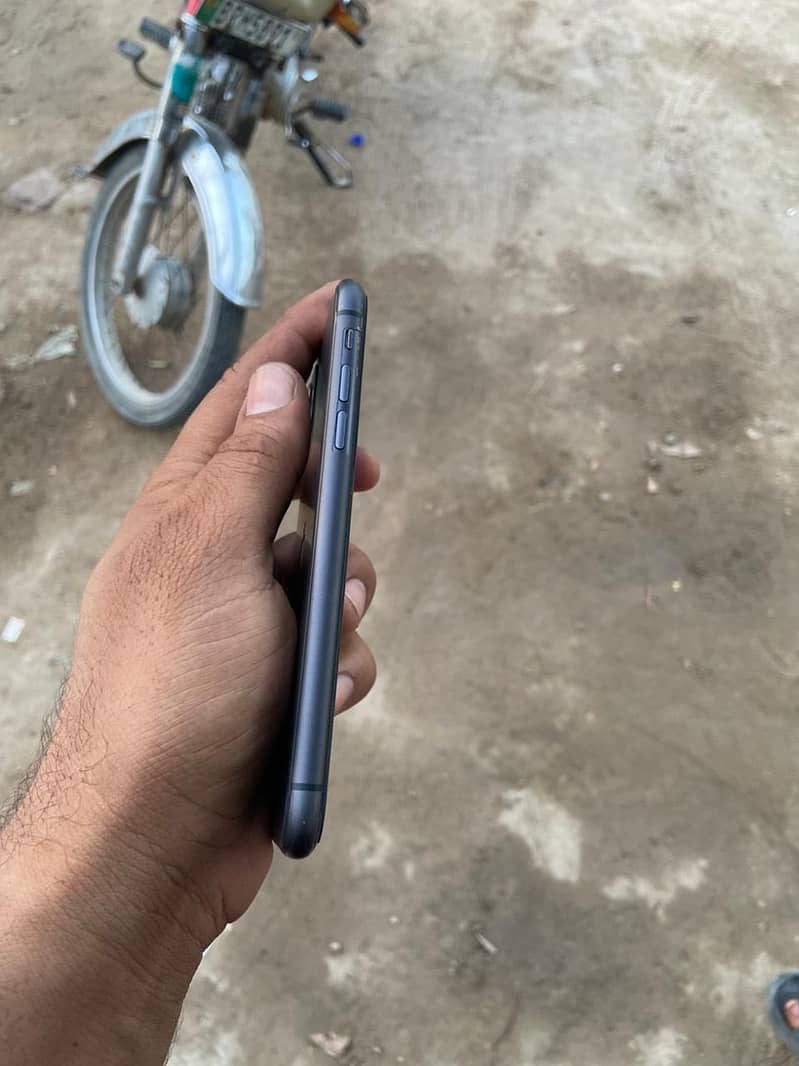 Apple iPhone 11 3