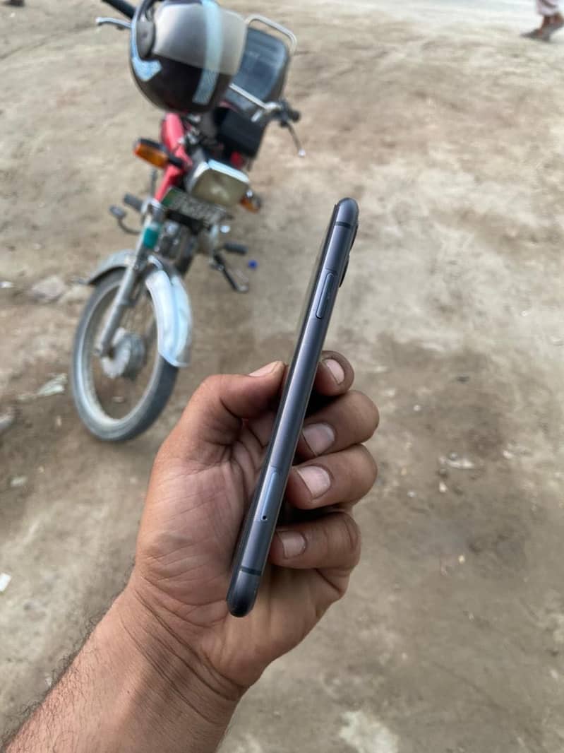Apple iPhone 11 4