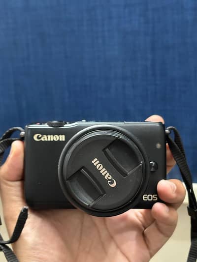 Canon EOS M10 Mirrorless Camera with 15-45mm Lens
