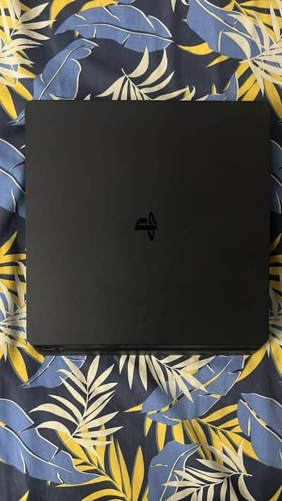 ps4 slim in excelent condition