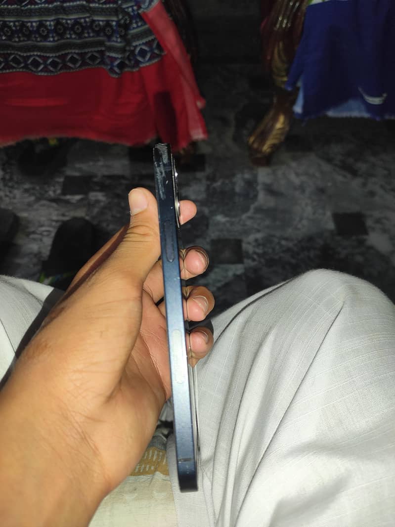 Apple iPhone 12 4