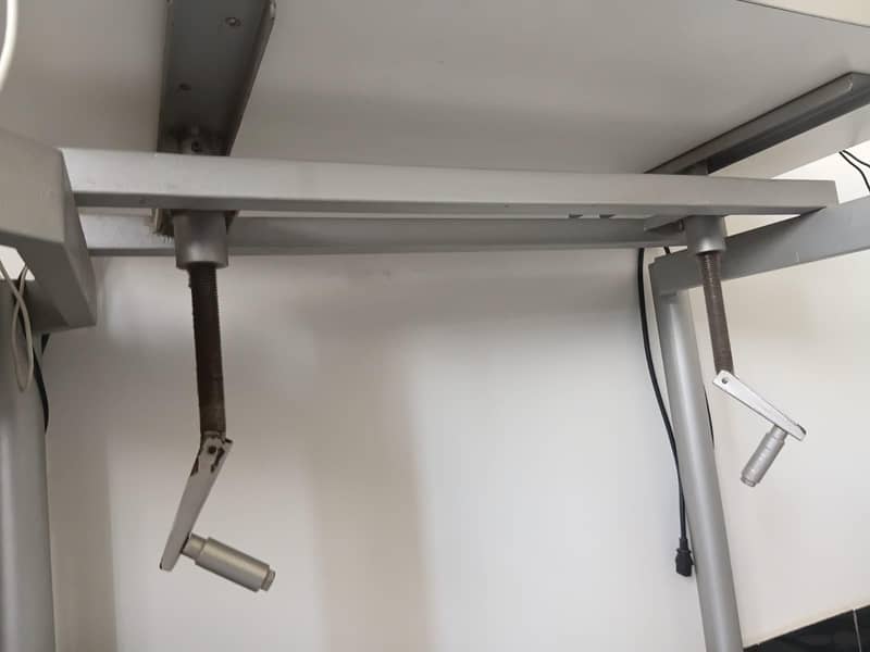 Height Adjustable Table 1