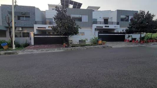 18 Marla Main Boulevard on top heighted location. Gauranteed Solid Land. Dem 3.50 Cr
