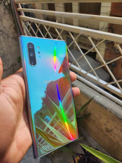 Samsung Note 10 Plus 5G 256-GB Dot under Thumb edge