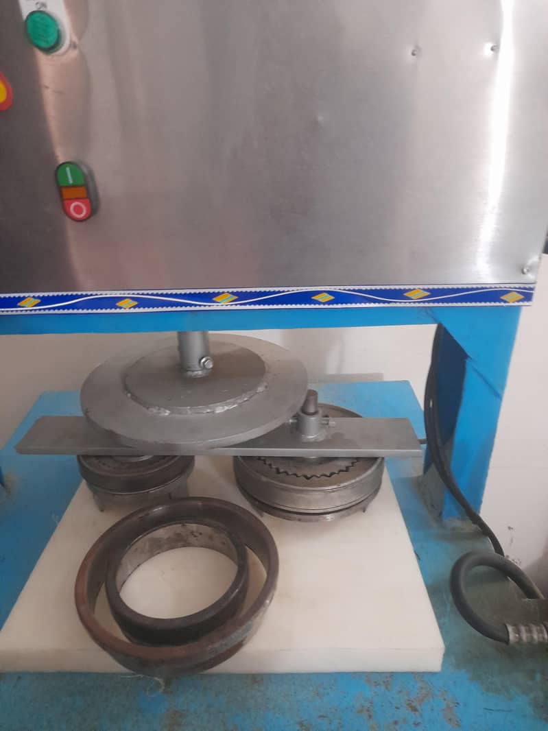 Disposeable paper plates making machine 3