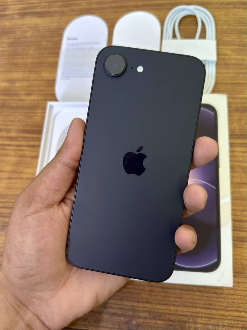 iPhone 17e Complete Box 2