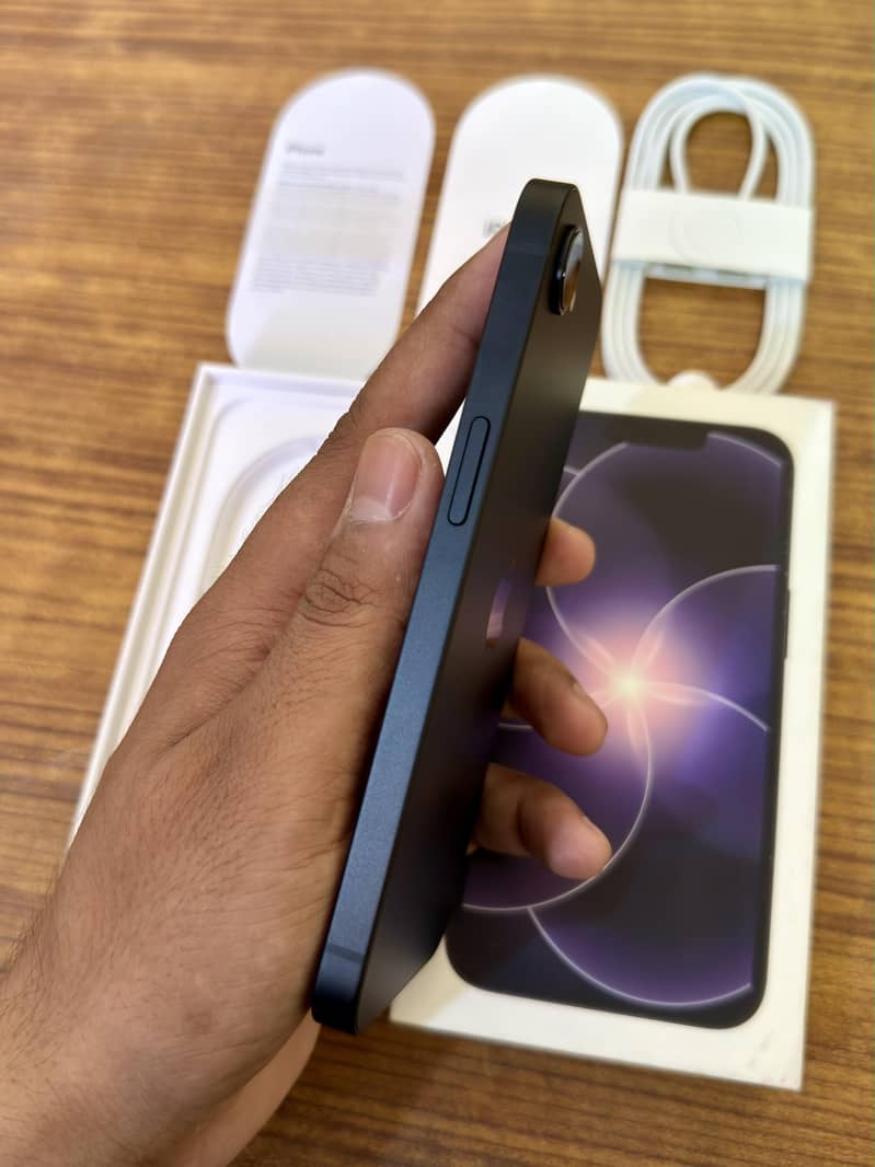 iPhone 17e Complete Box 3