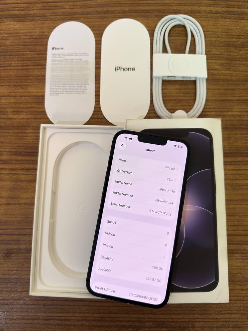 iPhone 17e Complete Box 8