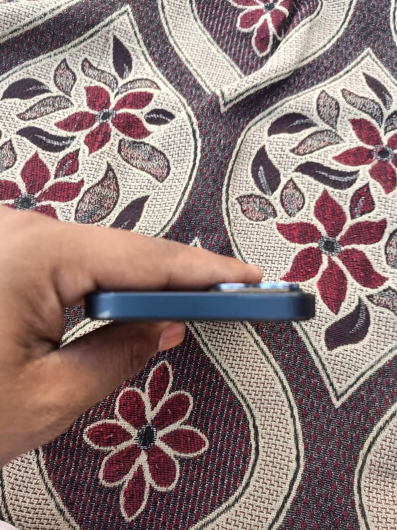 Apple iPhone 13 5