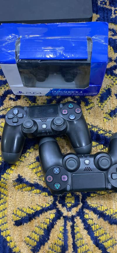 Playstation 4 Slim With 3 Controllers
