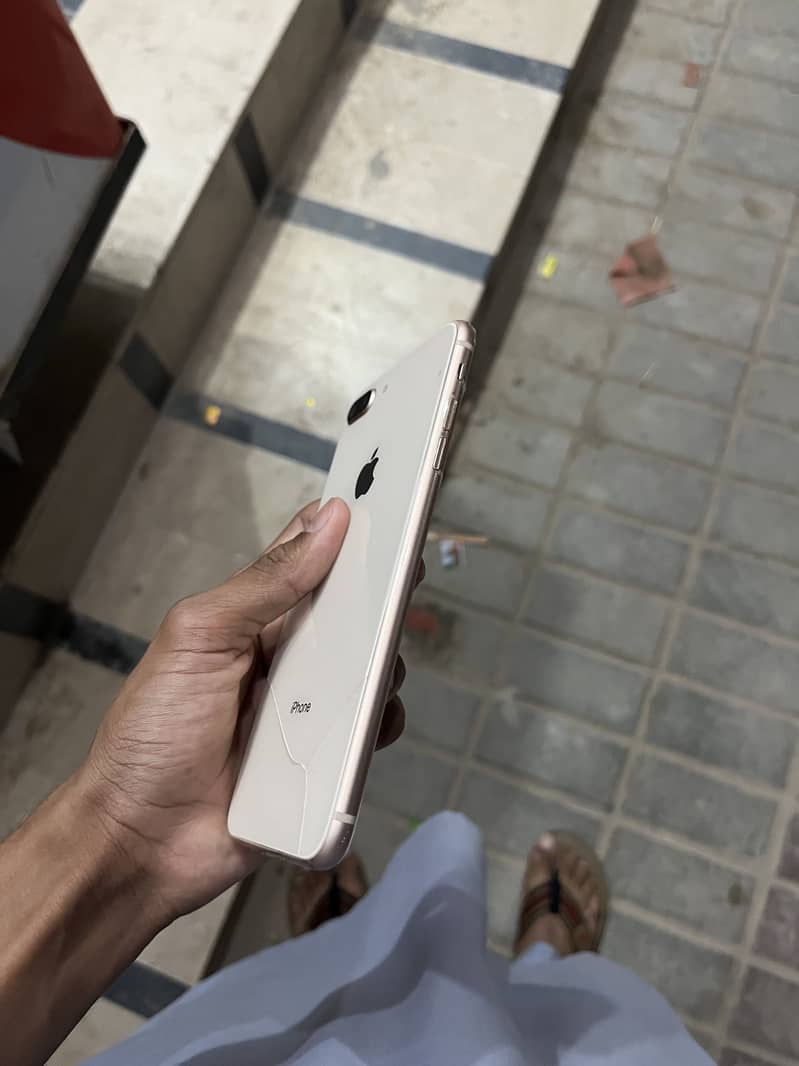 Apple iPhone 8 Plus 3