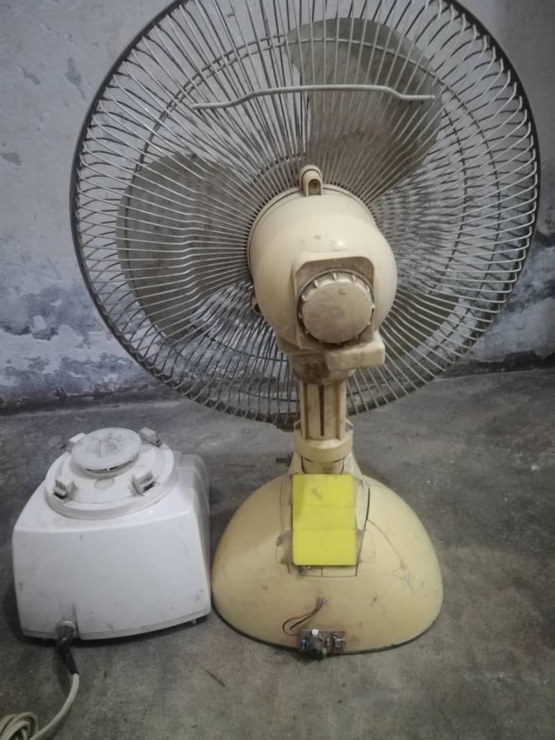 پنکھا اور جوسر دونوں چلتے ہیں پنکھے کی بیٹری ڈلنے والی ہے 1