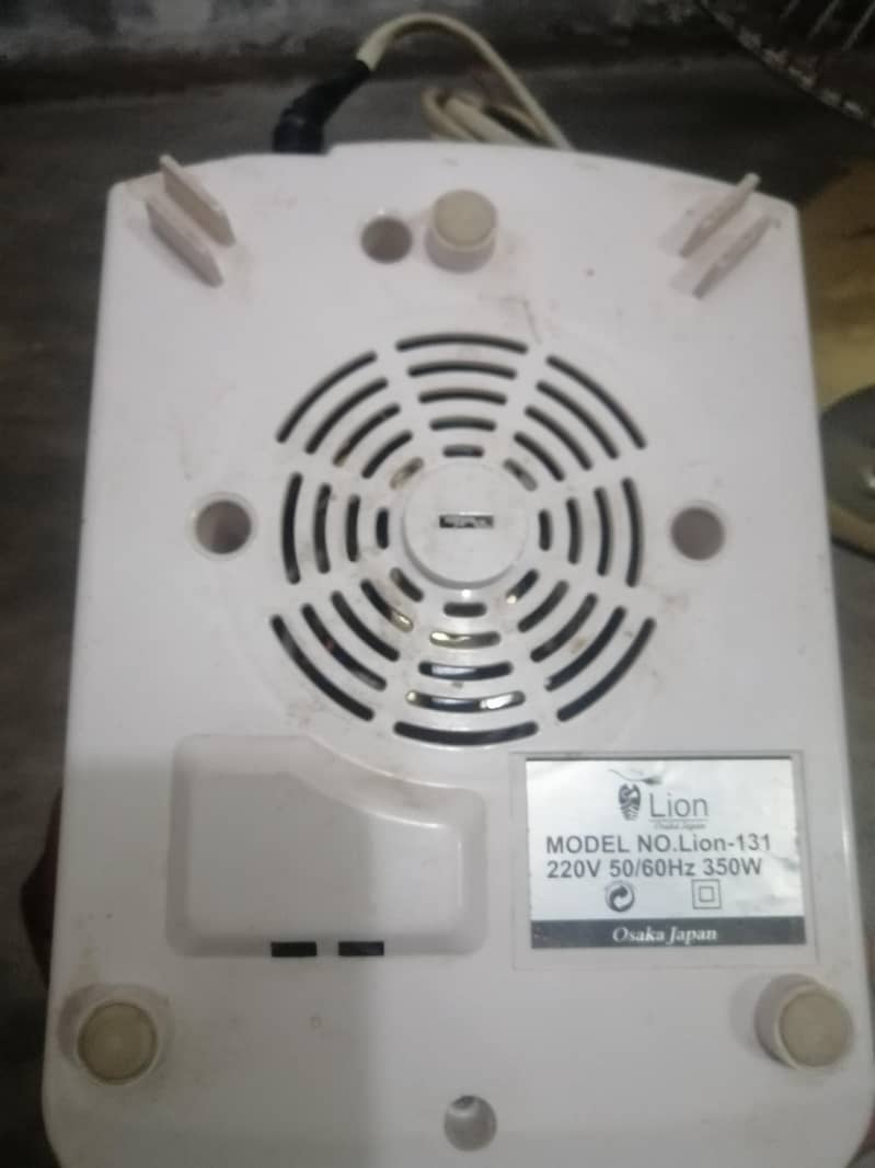 پنکھا اور جوسر دونوں چلتے ہیں پنکھے کی بیٹری ڈلنے والی ہے 3