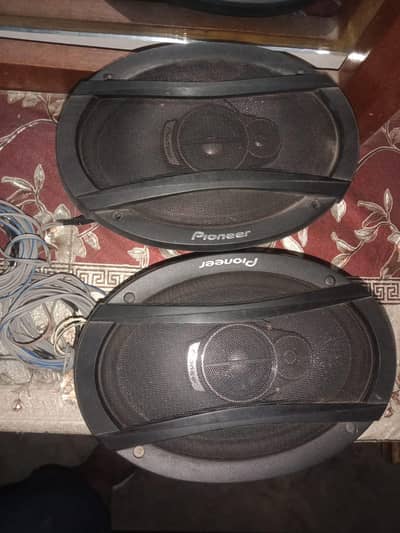 Pioneer speekers pair
