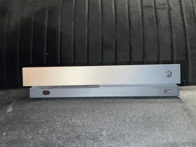 XBOX ONE X IN MINT CONDITION FOR SALE 3-4 GAMES ONLY DOWNLOAD