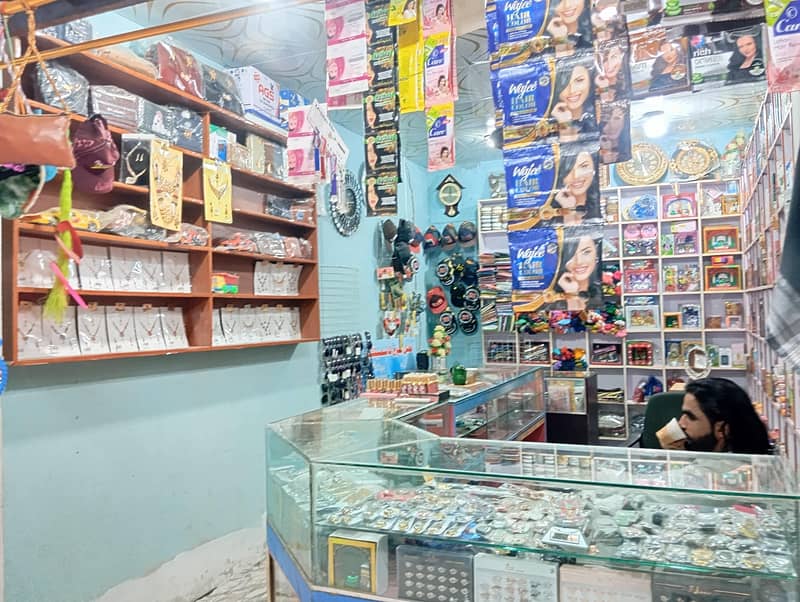 کاسمیٹکس اور جولری دکان کا مکمل سامان بمعہ ریکس اور بیگز برائے فروخت 0