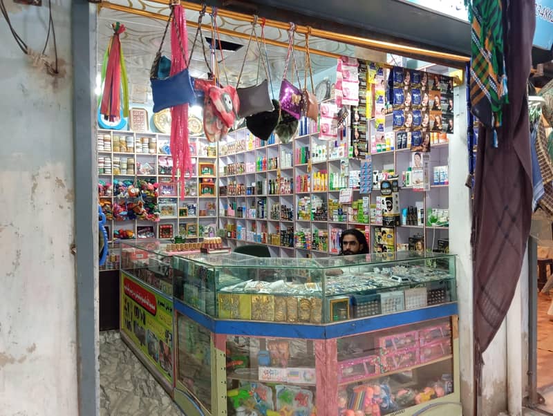 کاسمیٹکس اور جولری دکان کا مکمل سامان بمعہ ریکس اور بیگز برائے فروخت 1