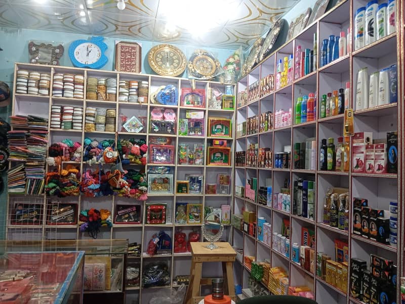 کاسمیٹکس اور جولری دکان کا مکمل سامان بمعہ ریکس اور بیگز برائے فروخت 2
