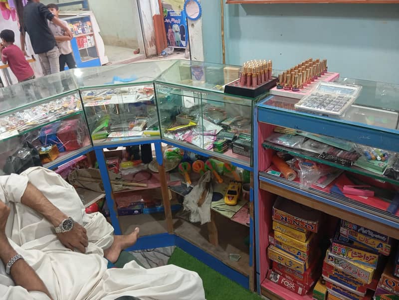کاسمیٹکس اور جولری دکان کا مکمل سامان بمعہ ریکس اور بیگز برائے فروخت 3