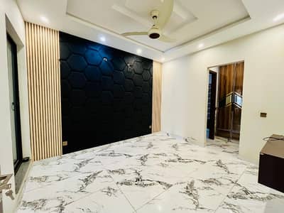 10 MARLA FULL HOUSE FOR SALE AT IDEAL LOCATION IN LAKE CITY SECTOR-M 2A.