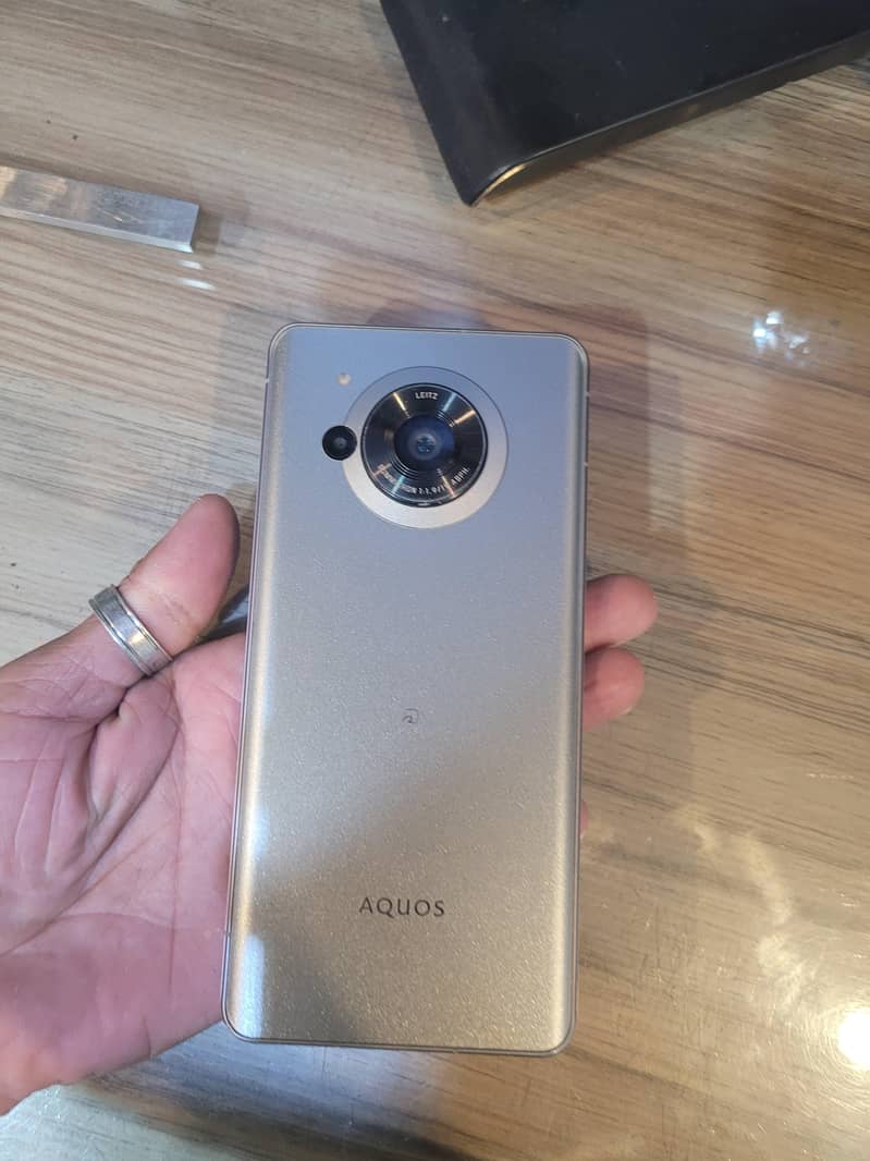 sharp aquos r7 1
