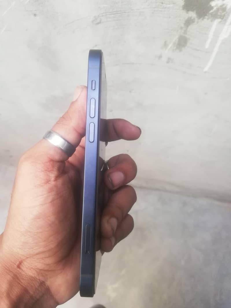 Apple iPhone 12 4