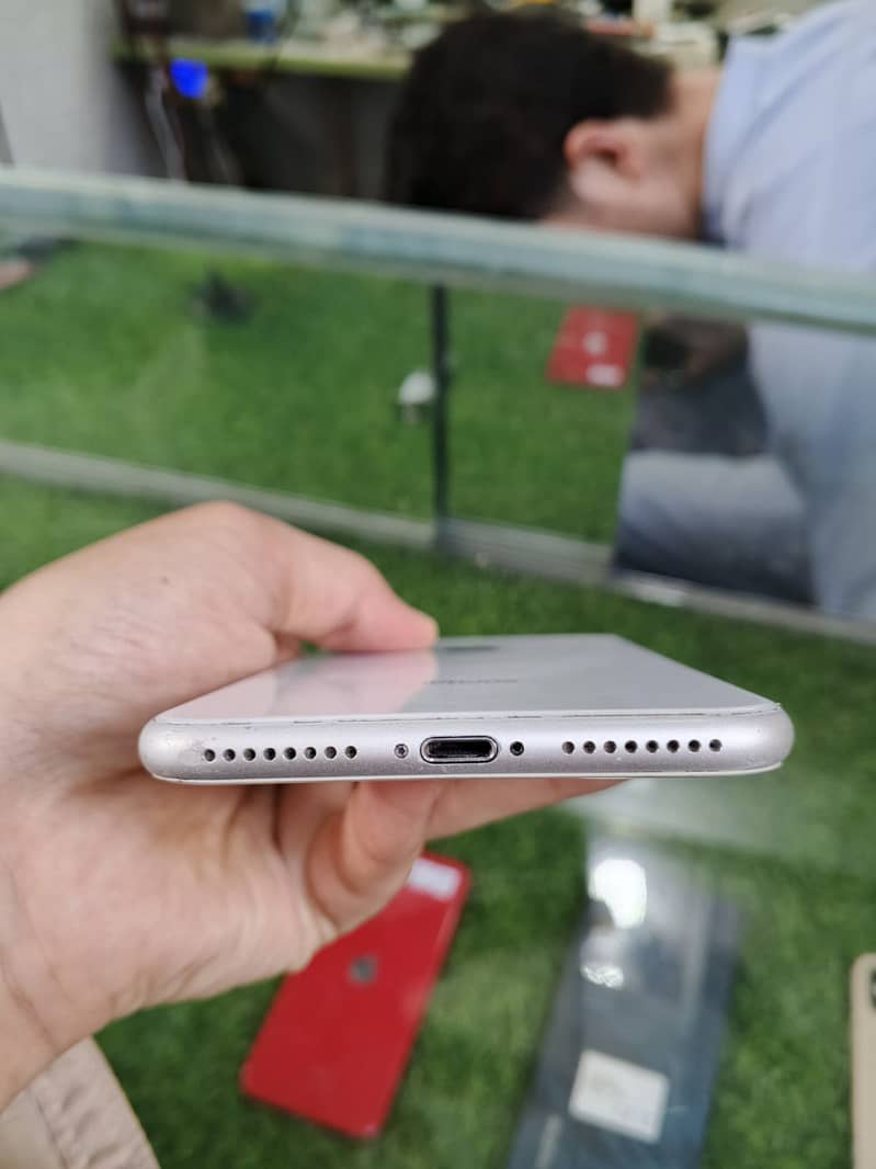 Apple iPhone 8 Plus 5