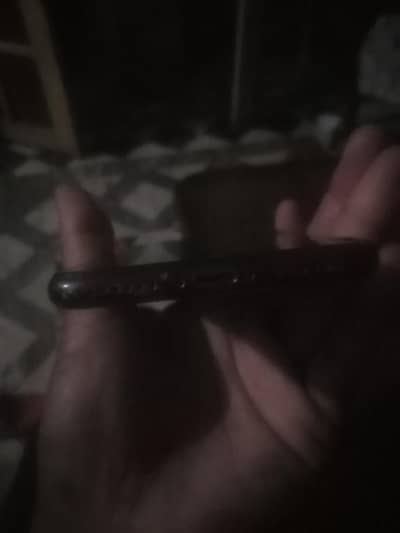 I foun 7 saceen damage hai but chalta hai  lock hai