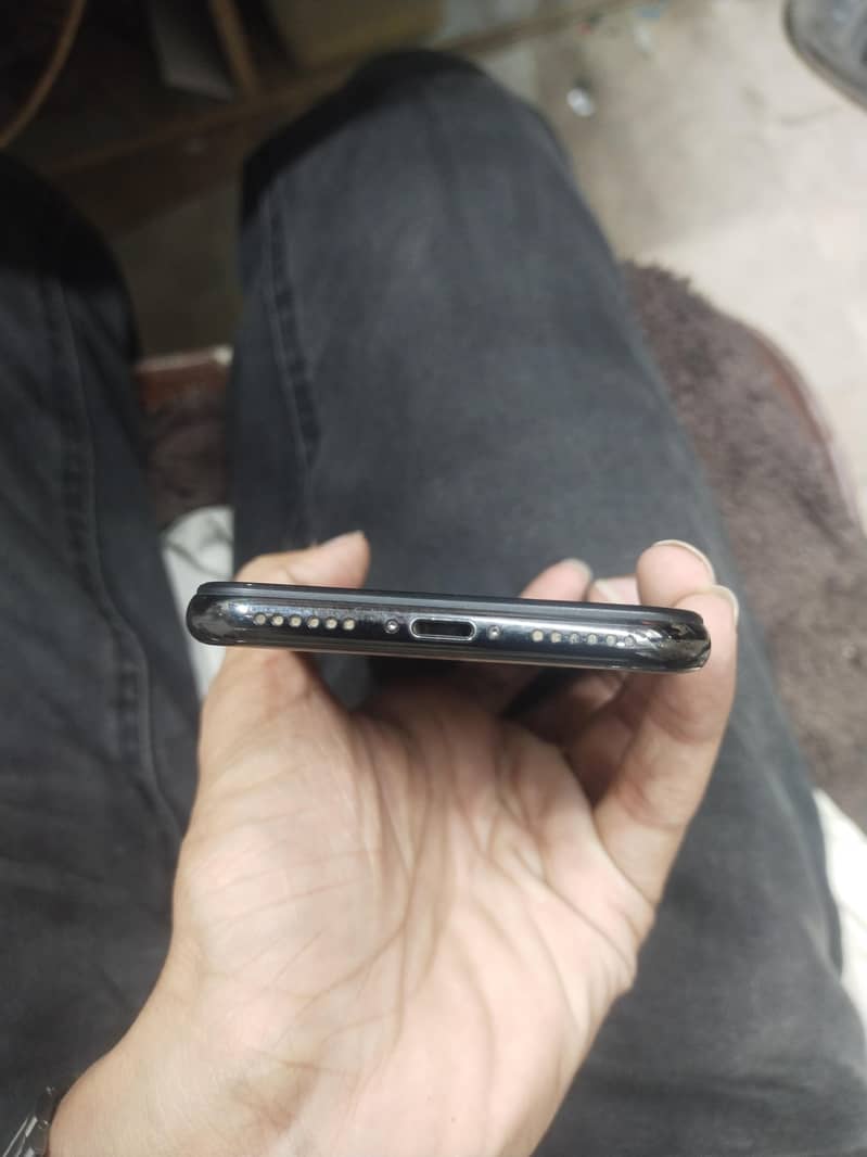 Apple iPhone X 4