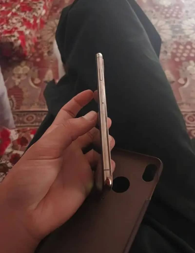 Apple iPhone XS Max 3