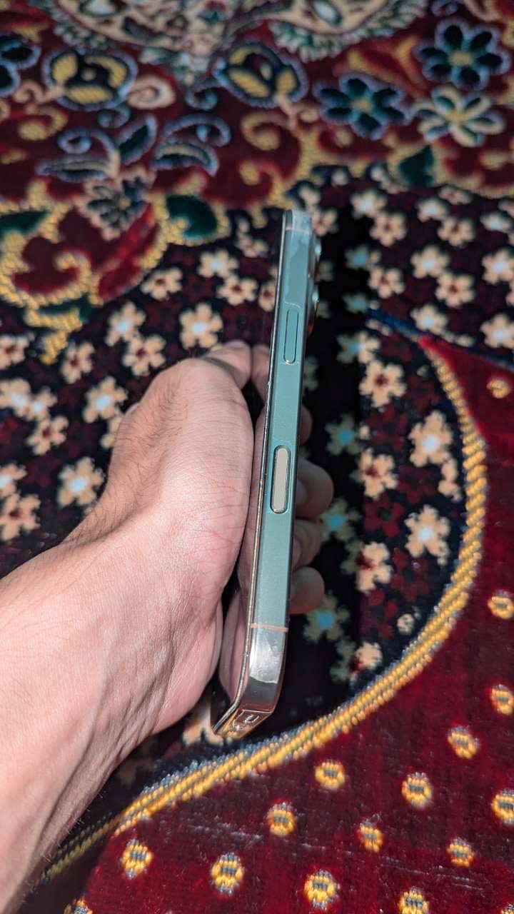 Apple iPhone 16 Pro 0
