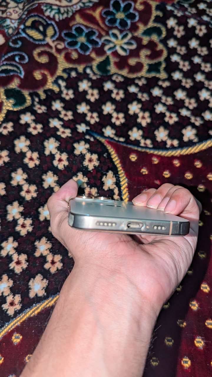 Apple iPhone 16 Pro 4