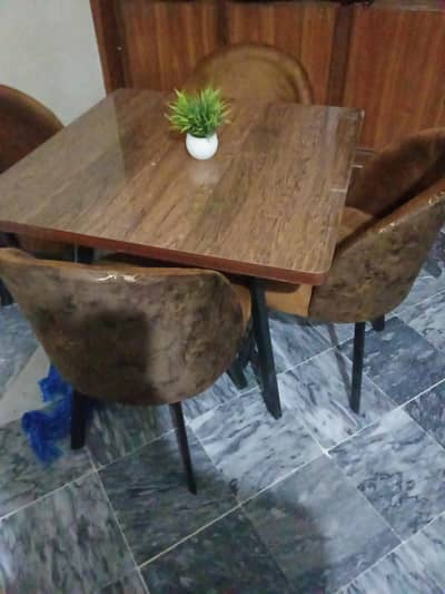 4 seater dinning table
