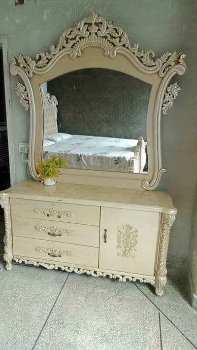 Elegant Wooden Bed Set 